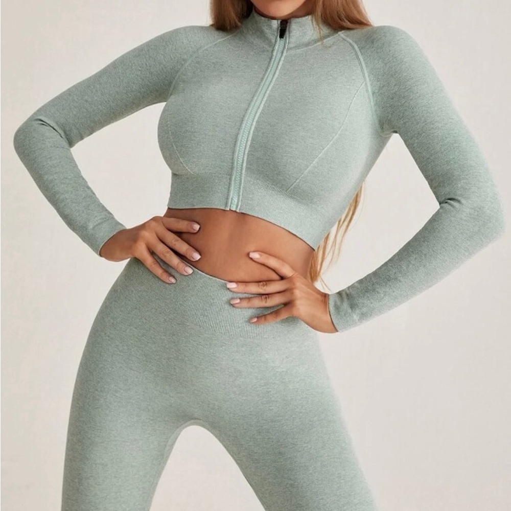 Cute green workout set: seamless crop jacket+leggings